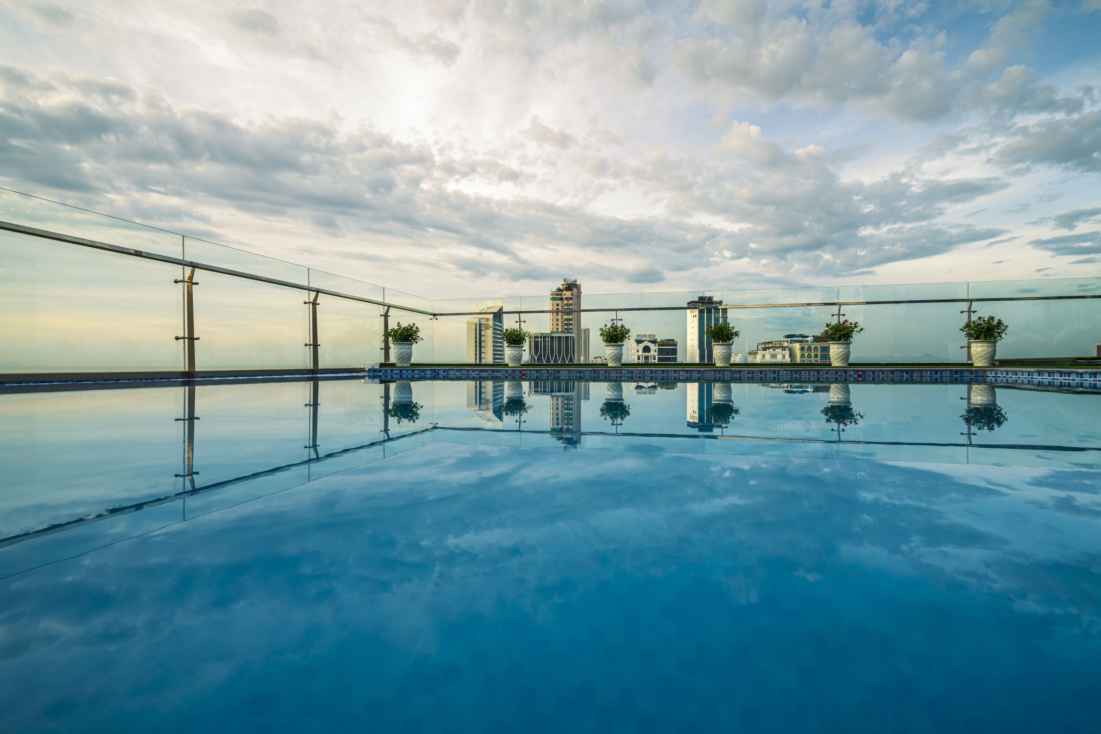 Piscine couverte, piscine extérieure, chaises longues