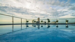 Hồ bơi trong nhà, hồ bơi ngoài trời, ghế dài tắm nắng 