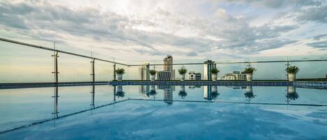 Piscina interna, piscina externa, espreguiçadeiras