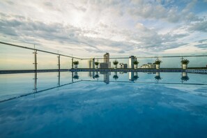Indoor pool, outdoor pool, sun loungers - Greenery Hotel (Da Nang)