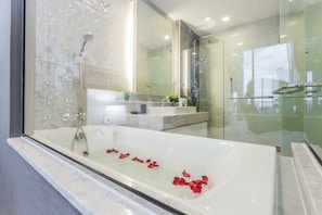 Apartment, 1 Schlafzimmer | Badezimmer | Badewanne und Dusche (separat), Komfortbadewanne
