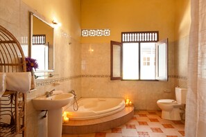 Chambre | Salle de bain | Douche, séchoir à cheveux, serviettes fournies