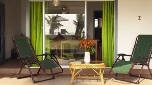A balcony with two rocking chairs, a wicker table, and a potted plant. - Isle Of Thalpe (Unawatuna)