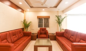 Lobby sitting area - Itsy Hotels Worldtree Bellandur (Bengaluru)