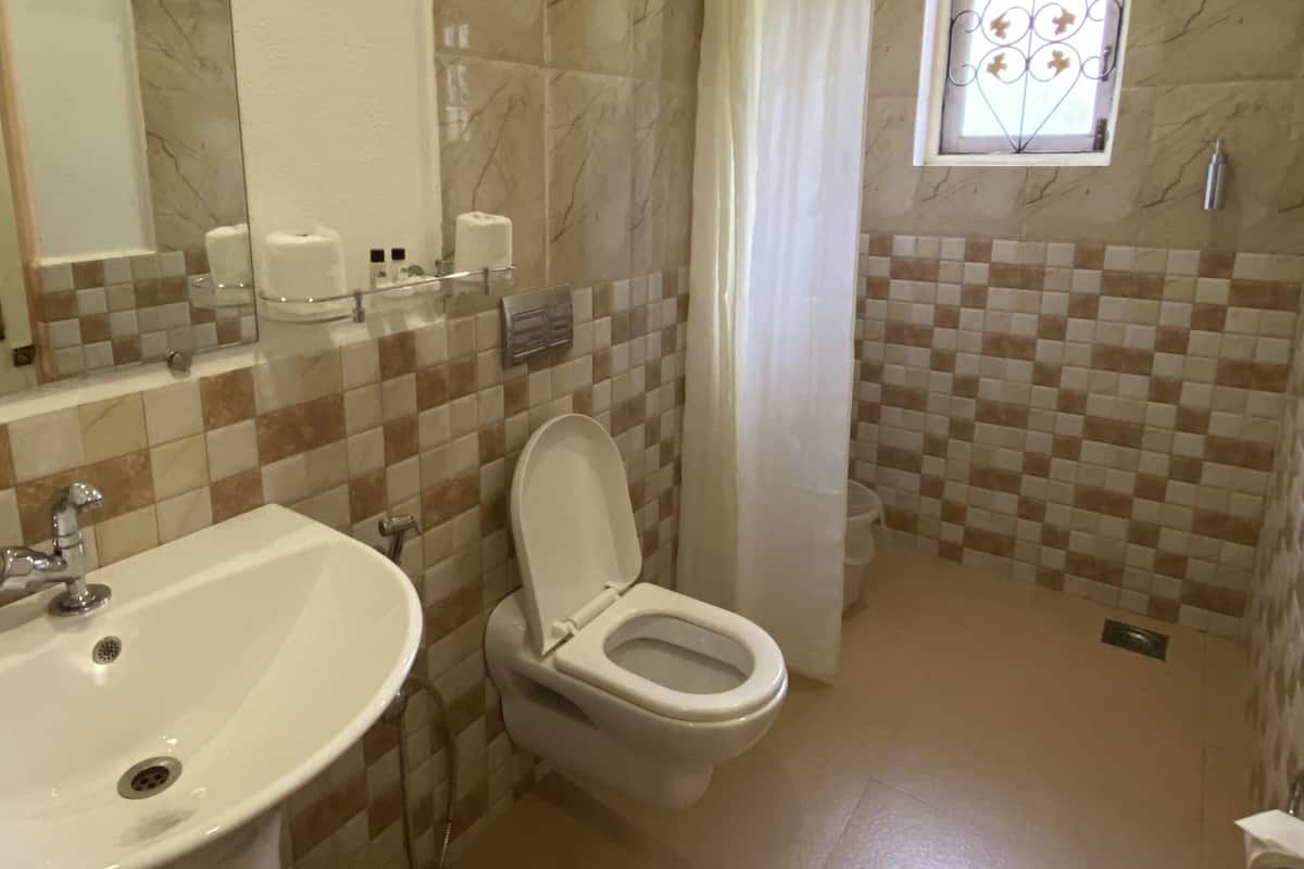 superior room, garden view | bathroom | shower, free toiletries, towels