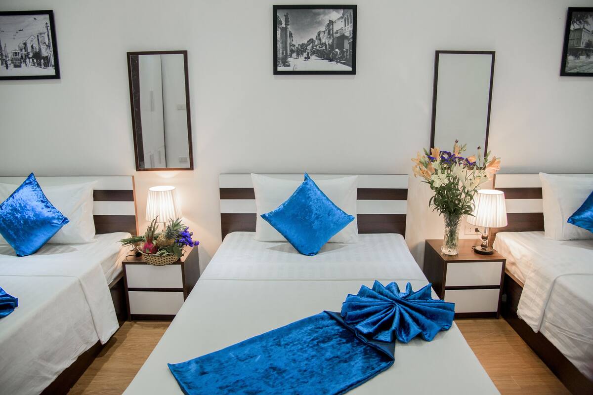 Quarto triplo família, 2 quartos, para não fumantes | Frigobar, escrivaninha, ferros/tábuas de passar roupa, Wi-Fi de cortesia