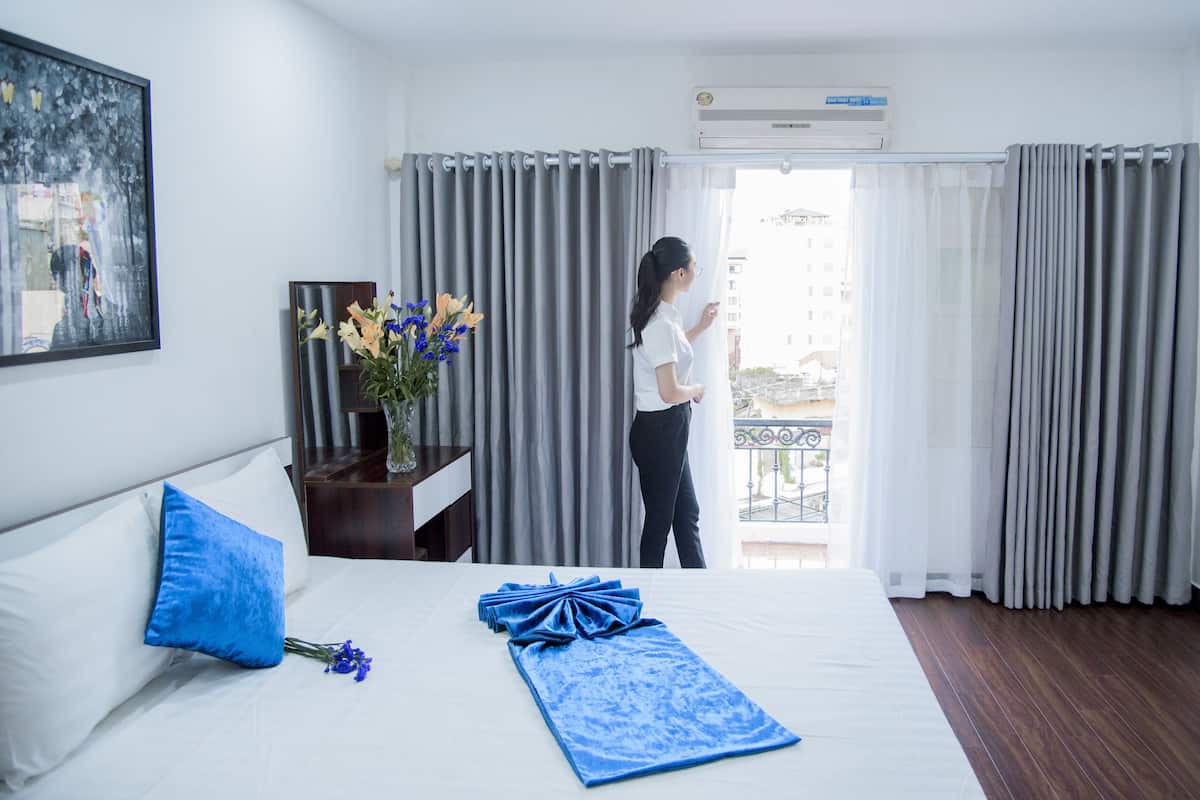 Quarto casal ou duplo luxo, 1 quarto | Frigobar, escrivaninha, ferros/tábuas de passar roupa, Wi-Fi de cortesia