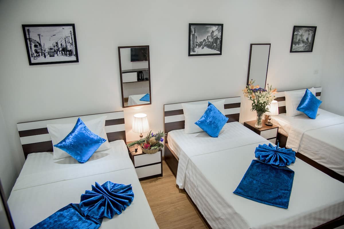 Chambre Triple Deluxe, 2 chambres | Minibar, bureau, fer et planche à repasser, Wi-Fi gratuit