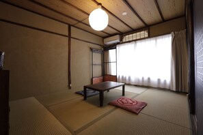 ห้องทราดิชันนัลทริปเปิล, ห้องน้ำรวม (Japanese Style, Second Floor) | โต๊ะทำงาน, ผ้าม่านกันแสง, เตารีด/โต๊ะรีดผ้า, Wi-Fi ฟรี