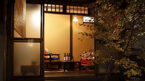 Une pièce de style japonais traditionnel, avec un sol recouvert de tatamis, une table basse et un canapé.