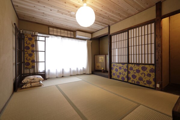 Habitación triple tradicional, baño compartido (Japanese Style, Second Floor) | Escritorio, cortinas opacas, tabla de planchar con plancha y wifi gratis