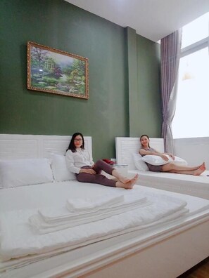 Meja kerja dan Wi-Fi gratis