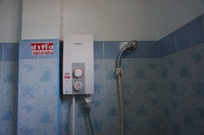 Standard Double Room  | Douche de la salle de bain