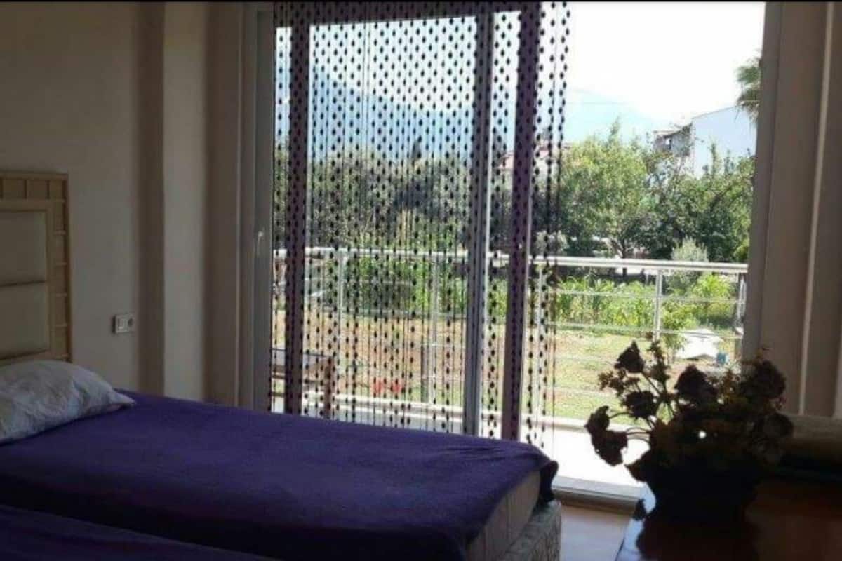 Soundproofing, iron/ironing board, bed sheets