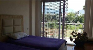 Insonorización, tabla de planchar con plancha y ropa de cama 