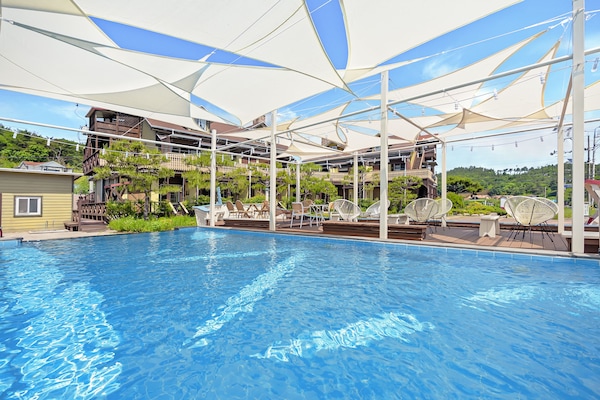 AuĂenpool (je nach Saison geöffnet), Sonnenschirme, LiegestĂŒhle