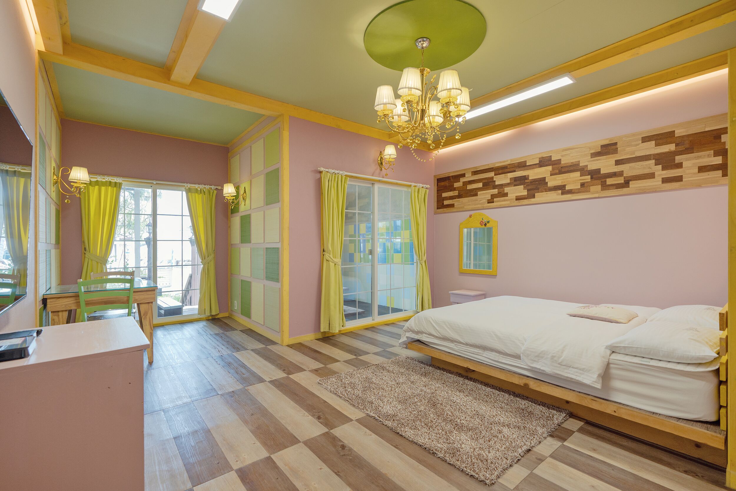 Ein Schlafzimmer mit einem Bett, einem Schreibtisch und einem Stuhl.