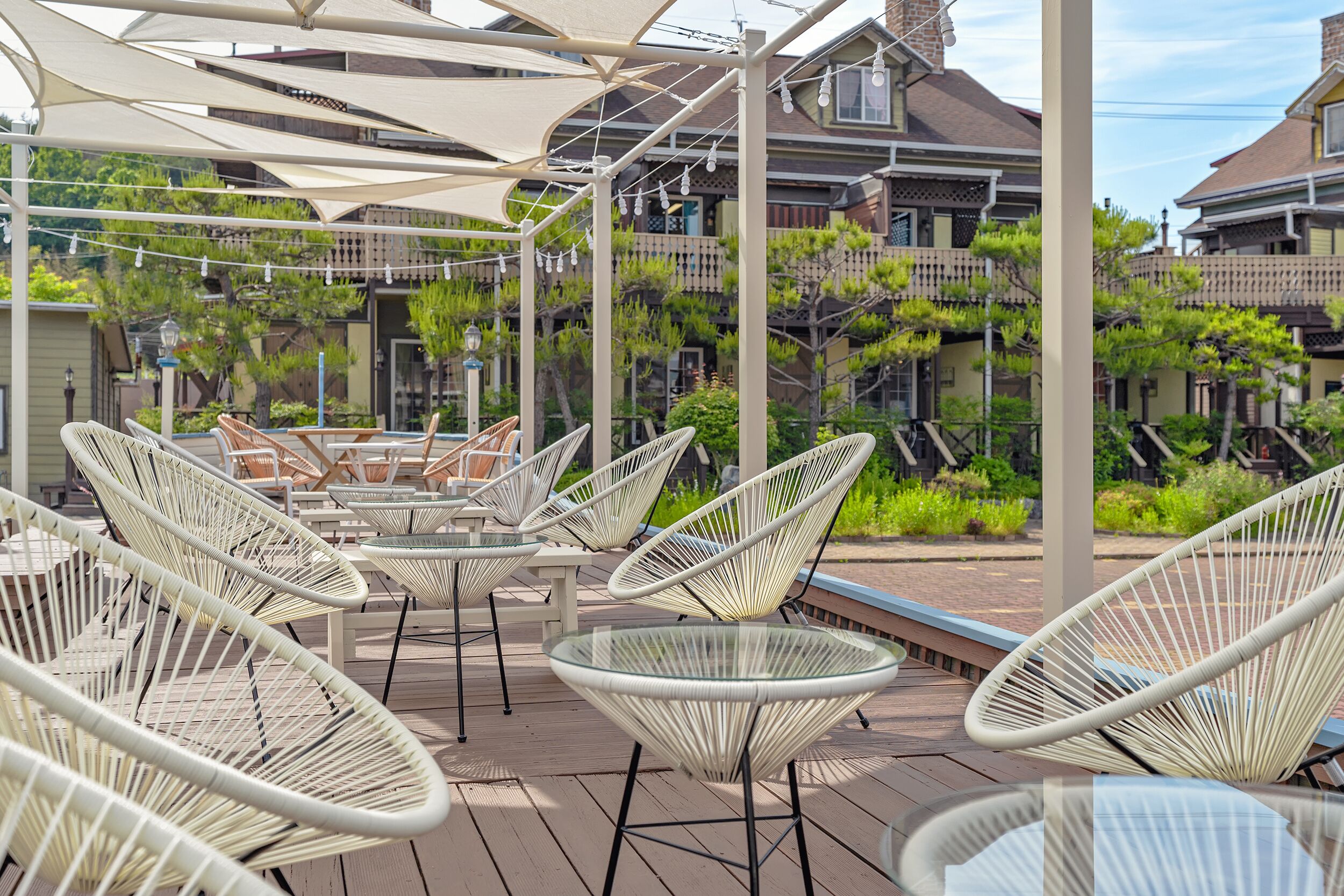 Een seizoensgebonden buitenzwembad en parasols bij het zwembad