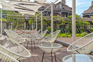 Seasonal outdoor pool, open 3:00 PM to 8:00 PM, pool umbrellas - Art in Tiara (Gyeongju)