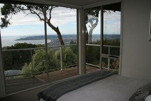 Apartamento premier, 1 cama Queen, banheira de imersão, vista para o mar | Vista do quarto