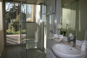 Apartamento premier, 1 cama Queen, banheira de imersão, vista para o mar | Banheiro | Chuveiro, produtos de toalete grátis, secador de cabelo