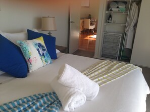 Apartamento premier, 1 cama Queen, banheira de imersão, vista para o mar | 1 quarto, roupas de cama premium, cofres nos quartos