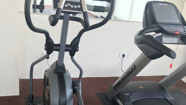 Una máquina de ejercicios con pantalla digital y cinta de correr.