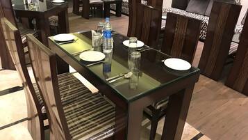 S'hi serveixen esmorzars, dinars, sopars i plats de cuina internacional