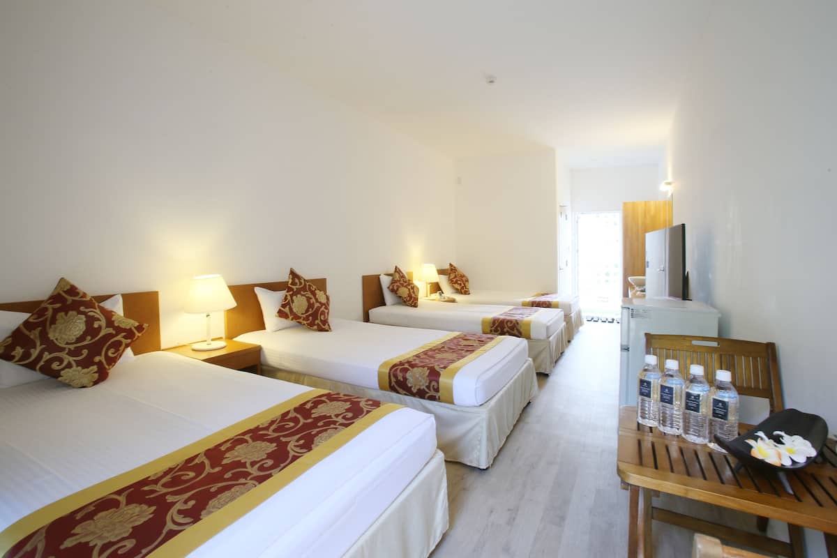 standard forth room | in-room safe, desk, free wifi, bed sheets