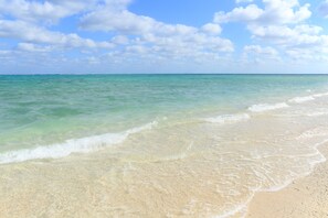 A beach with clear turquoise water and a sandy shore. - Nata Beach Villa (Ishigaki)