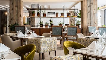 Desayuno buffet todos los días (USD 25 por persona)