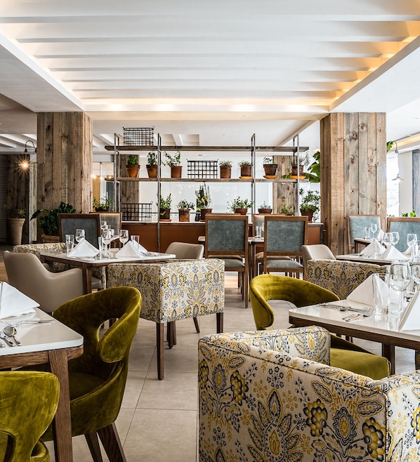 Petit déjeuner buffet (25 USD par personne)