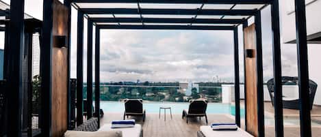 Piscina externa, funciona das 6h às 18h, barracas de cortesia