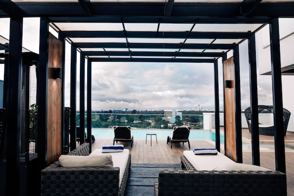 Piscina externa, funciona das 6h às 18h, barracas de cortesia