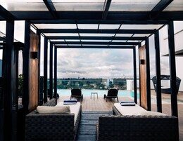 Una piscina al aire libre, camas de piscina gratis, sombrillas