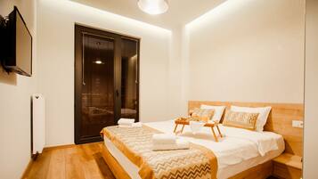 Deluxe Apartment | Desk, blackout drapes, iron/ironing board, rollaway beds