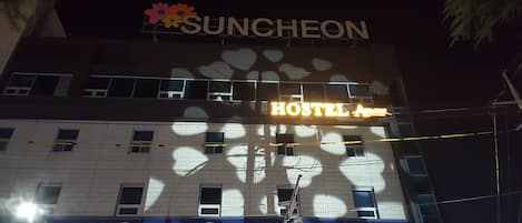 Fachada de la propiedad por la tarde o noche