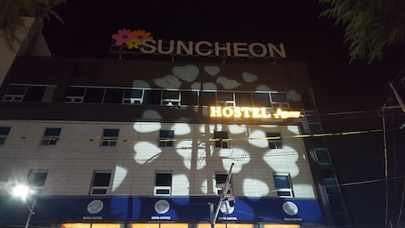 Fachada de la propiedad por la tarde o noche