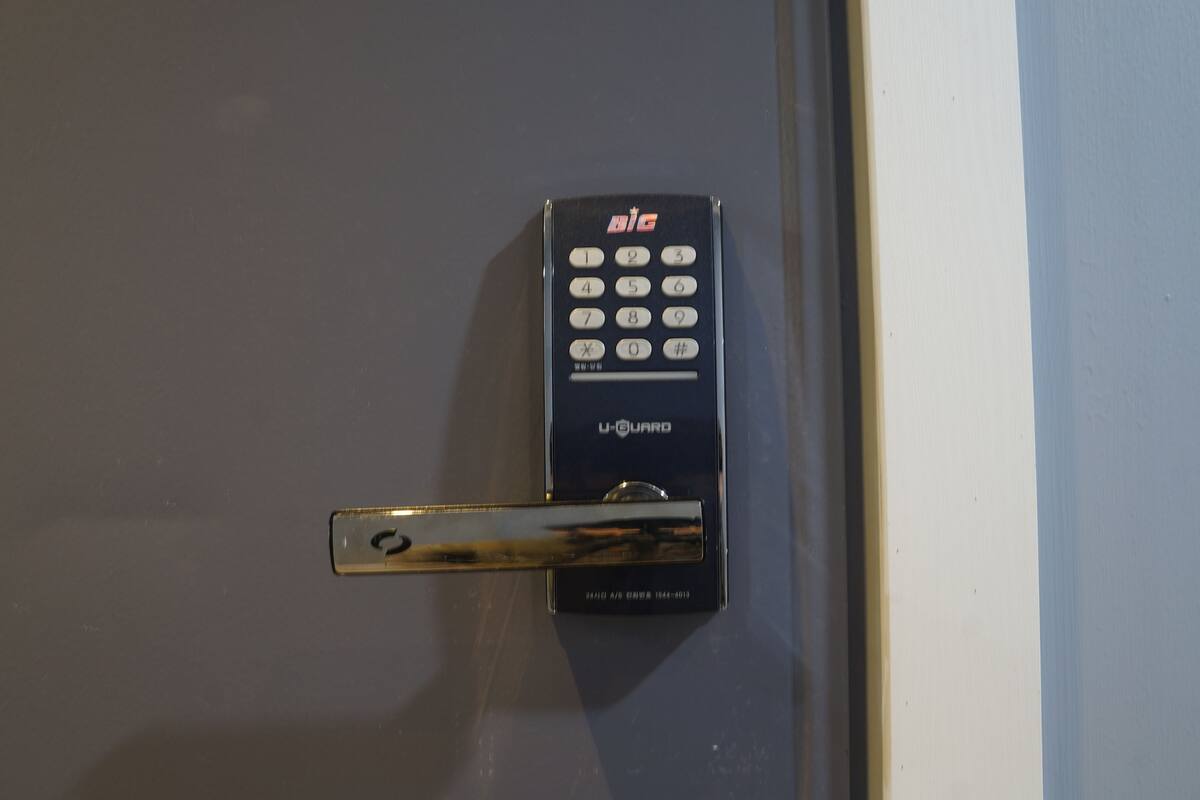 Une porte dotée d’une serrure électronique de type U-Guard et d’un trou de serrure.