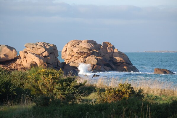 Un paisaje costero con grandes formaciones rocosas y vista al mar.