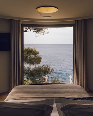 Signature Suite (Duplex) | Premium bedding, pillowtop beds, free minibar items, in-room safe - Hôtel Les Roches Blanches (Cassis)