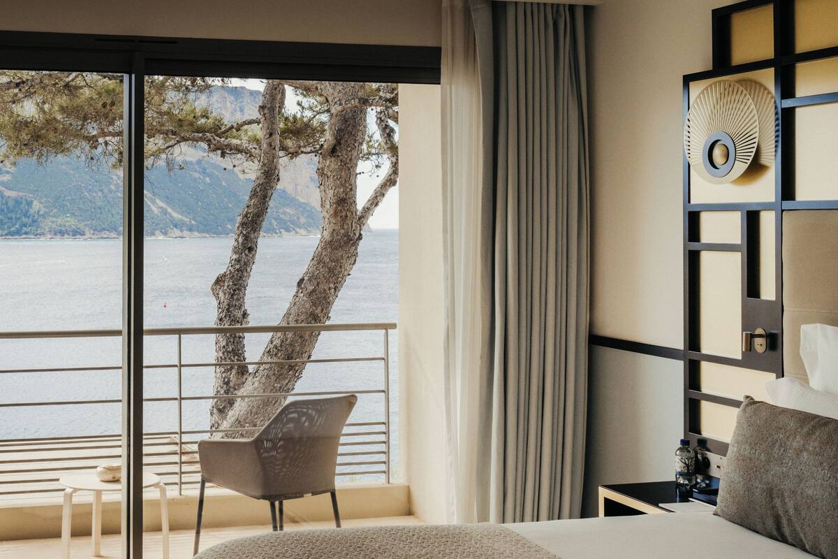 executive room, sea view | premium bedding, pillow-top beds, free minibar items, in-room safe