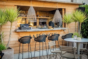 2 bars/lounges, tapas bar