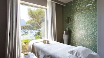 Couples treatment rooms, steam room, body treatments, aromatherapy