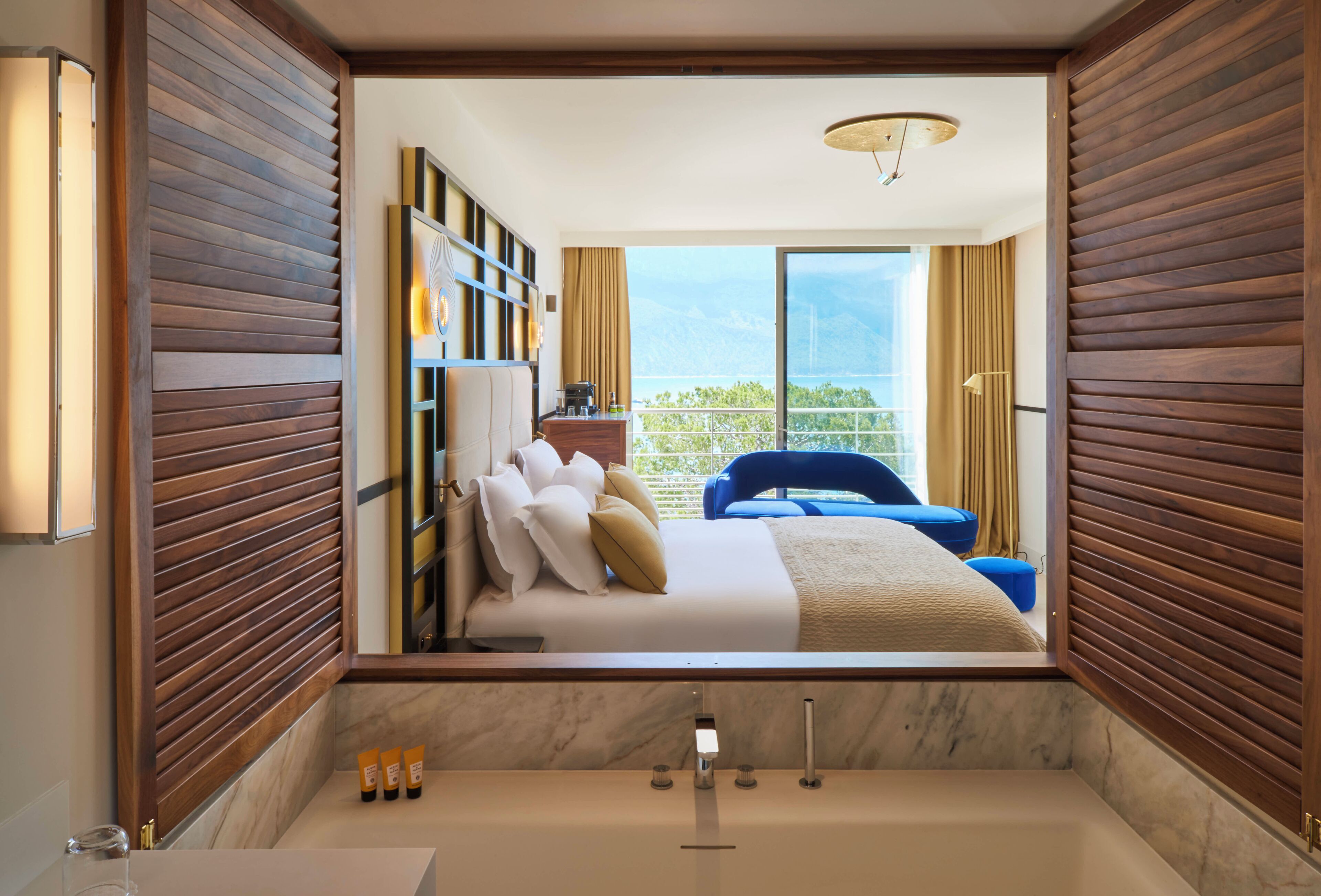 junior suite, terrace, sea view | bathroom | rainfall showerhead, designer toiletries, hair dryer, bathrobes