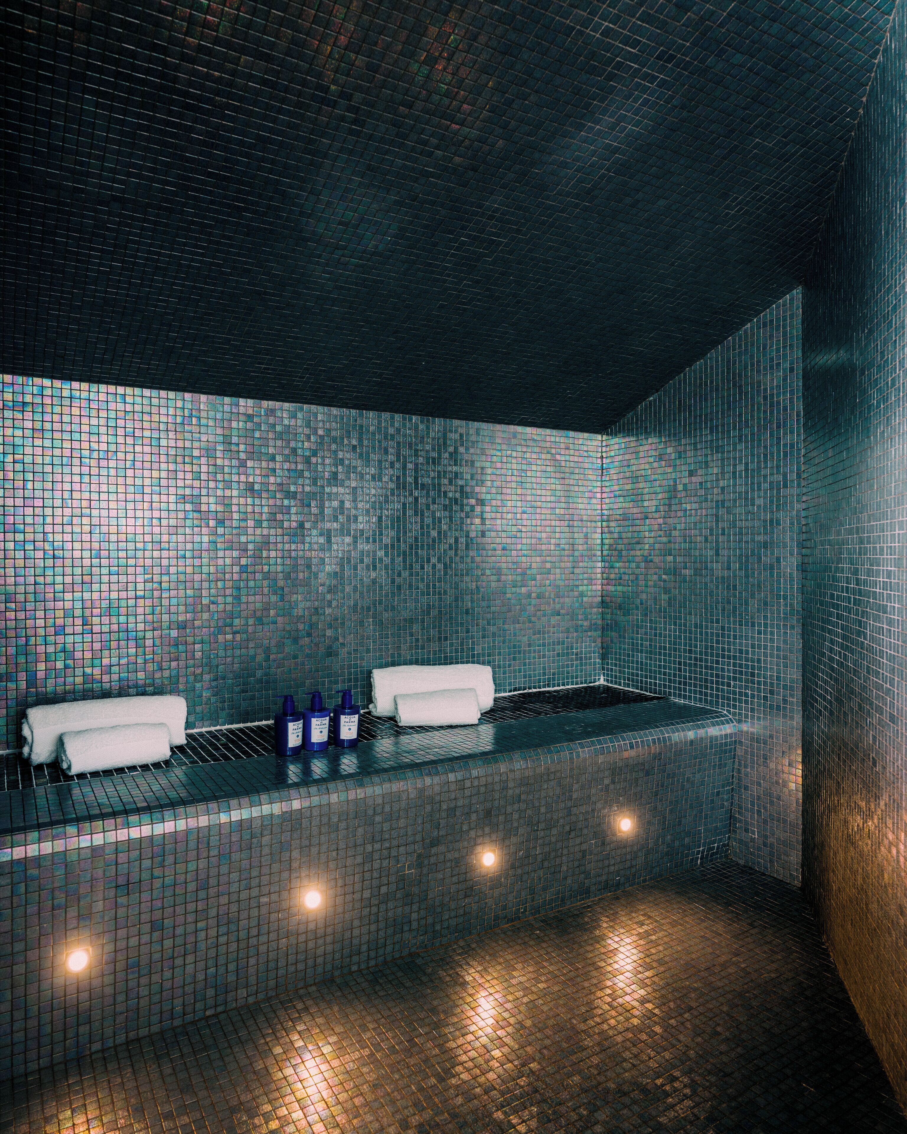 Penthouse, uitzicht op zee (Edith) | Badkamer | Een regendouche, designer toiletartikelen, een haardroger, badjassen