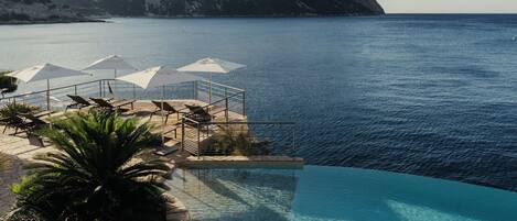 2 piscinas al aire libre, sombrillas, sillones reclinables de piscina