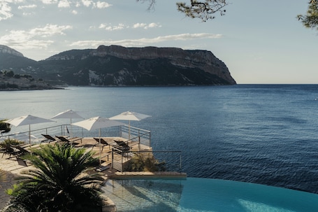 2 outdoor pools, open 9:00 AM to 8:00 PM, pool umbrellas, sun loungers. Hôtel Les Roches Blanches