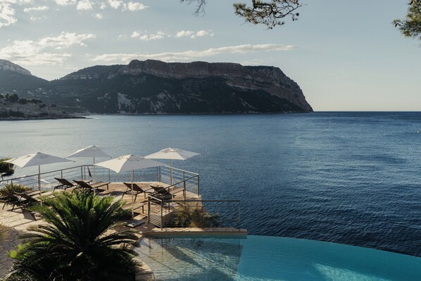 2 outdoor pools, open 9:00 AM to 8:00 PM, pool umbrellas, sun loungers - Hôtel Les Roches Blanches (Cassis)
