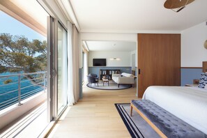Suite (Calanques) | Premium bedding, pillowtop beds, free minibar items, in-room safe